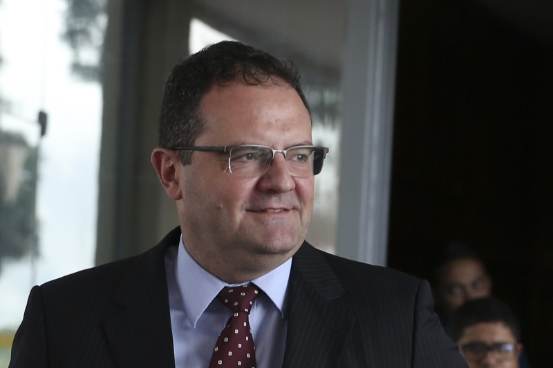Ministro da Economia oferece equipe para transição, diz Barbosa