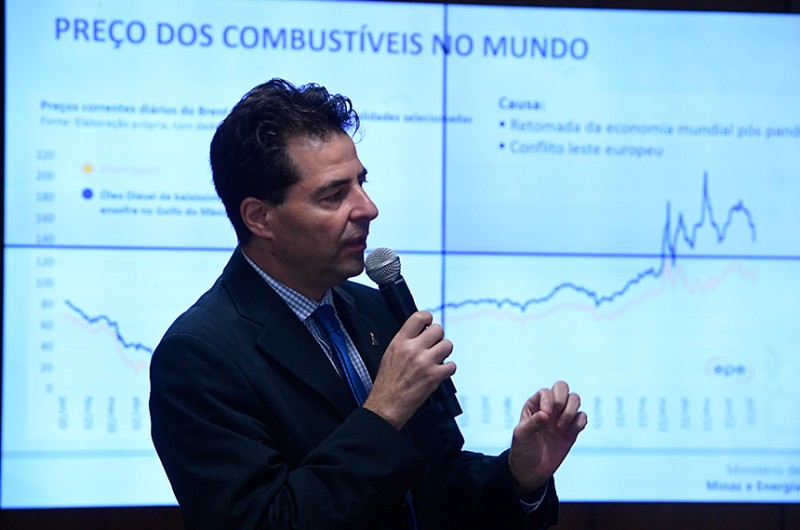 Sachsida aponta redução média de 21% no preço da gasolina após medidas aprovadas