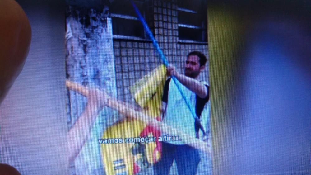 Prefeito de São Vicente, “armado” com um alicate, arranca placas e cartazes de postes; se diz cansado