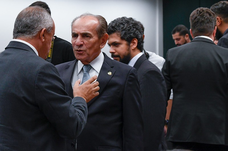 PEC que retira Bolsa Família do teto de gastos recebe 28 assinaturas e vai à CCJ