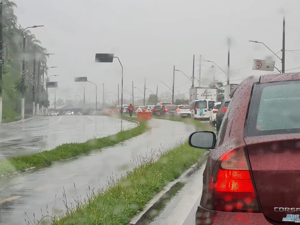 Baixada Santista vive tempestade e alagamentos; carros sob água e transporte comprometido