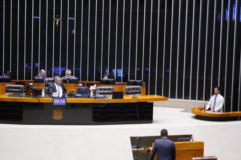 Deputados discursam a favor e contra a PEC da Transição; acompanhe