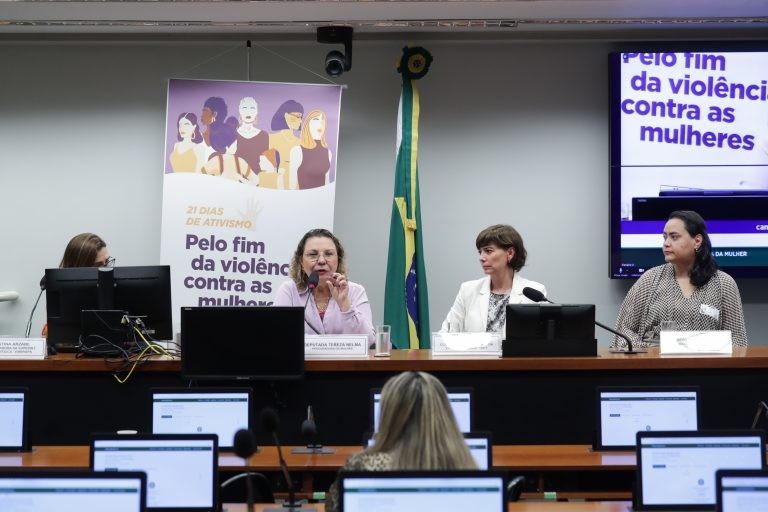 Dependência econômica é fator de vulnerabilidade da mulher à violência, alertam especialistas