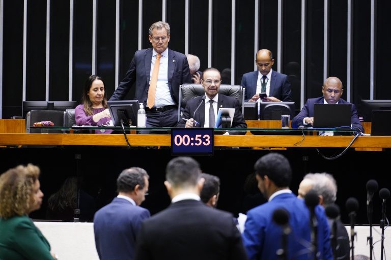 Deputados concluem votação de projeto que regulamenta criptomoedas