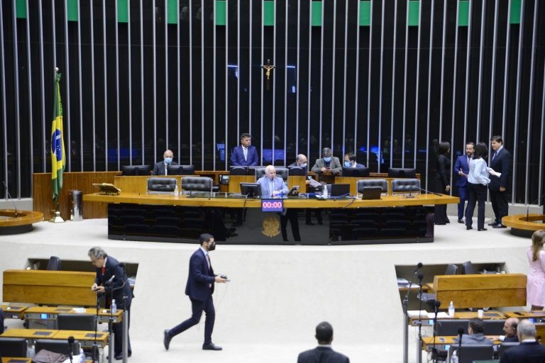 Partido Novo é contra PEC do piso da enfermagem; demais partidos votam a favor