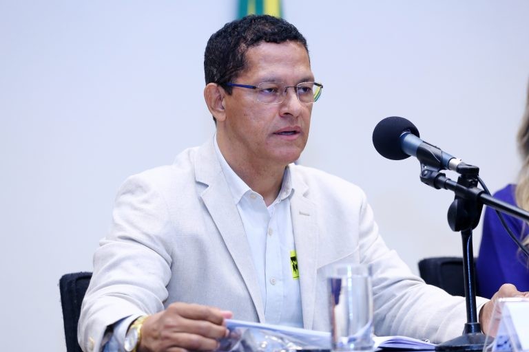 Debatedores pedem mudanças em leis trabalhistas diante das novas tecnologias no transporte de cargas