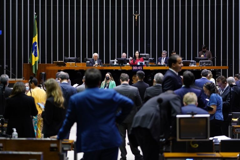 Câmara pode votar nesta quinta-feira projeto que assegura direitos ao deficiente auditivo unilateral