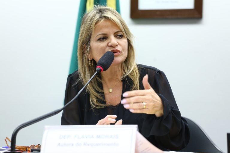Comissão aprova projeto que proíbe tarifas bancárias na movimentação de verbas da área de saúde
