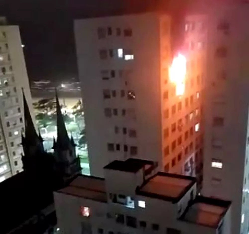 Incêndio mata uma pessoa e deixa região do Emabré às escuras