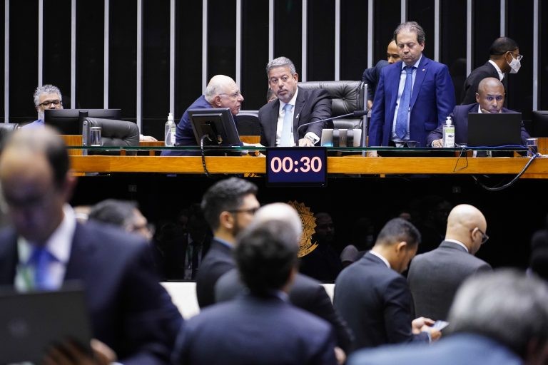 Aprovado texto-base de projeto que prorroga subsídios para microgeração de energia; acompanhe